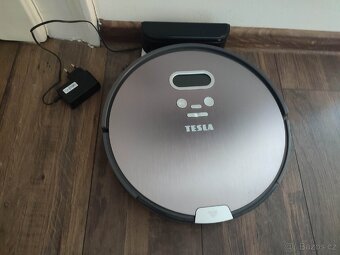 Tesla robotický vysavač i na vytírání. - 2