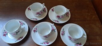 Sada pěti porcelánových hrnků s podšálky - 2