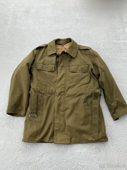 Vojenské zelený kabát. - 2