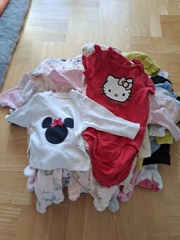Mix oblečení na holčičku a plenky Pampers - 2