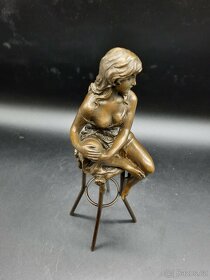 Dáma na barové židli - 27 cm - Bronz - 2