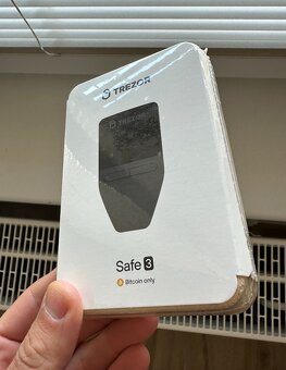 Hardwarová Peněženka Trezor Safe 3 BTC only - 2