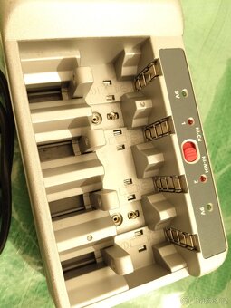 Univerzální nabíječka baterií Uniross - 2
