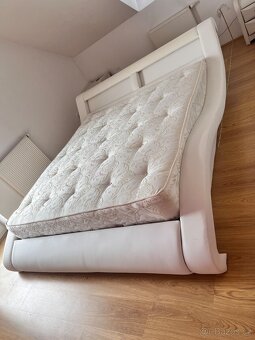 Moderní manželská postel s matrací a nočními stolky - 2