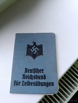 Staré německé doklady z války včetně razítek. - 2