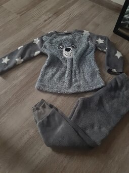 Šedé chlupaté pyžamo 98-104 - 2