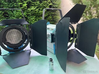 2ks Arri T1 1000W kopie + 3 náhradní žárovky, klapky, spigot - 2