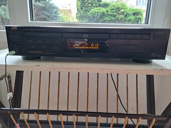 CD přehrávač vyšší řady JVC XL-V152BK plně funkční. - 2