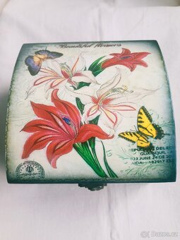 dřevěná krabička s květinovým vzorem - 2