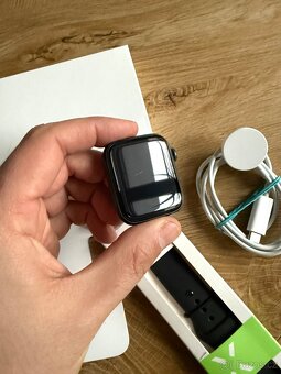 Apple Watch SE 2, 44mm černé - 2