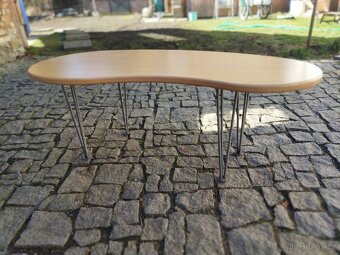 Stolek, lampa, židličky - 2