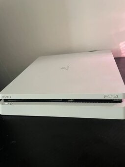 PS4 SLIM + 3 OVLADAČE - 2