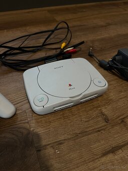 Playstation 1 Slim + Hry - 2