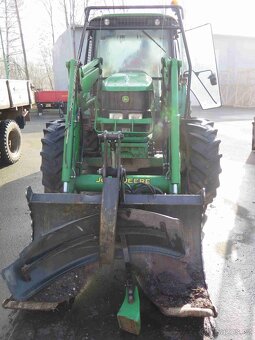 Traktor John Deere s lesnickou nástavbou - 2