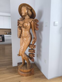 Socha ženy, dřevo, výška 150 cm. - 2