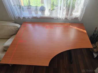 Velký kancelářský stul s poličkou - 2