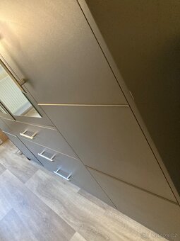 Šatní skříň - 2