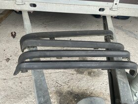 w123 listy pod zadni svetla - 2
