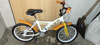 Detské kolo včetně přídavných koleček a přilba detská - 2