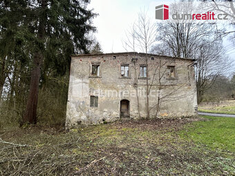 Pozemek 1065 m2 s budovou - 2