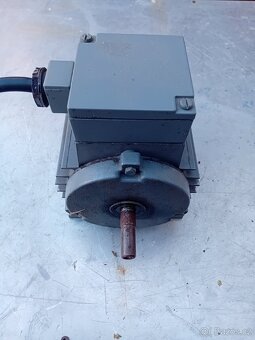 3fázový asynchronní elektromotor  MEZ Mohelnice 180W - 2