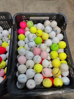 různé golfové míčky - 2