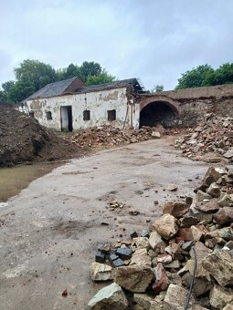 Kámen a cihly z demolice - 2