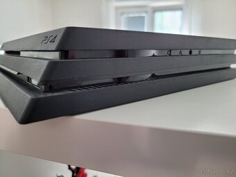 PS 4 PRO, 2x ovladače; přepastovaná; vyčištěná - 2