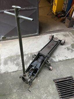 Hydraulický zvedák. - 2