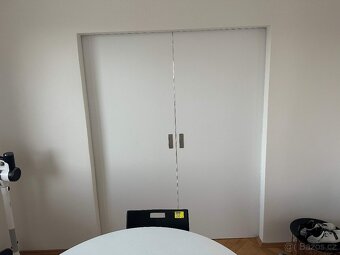 dvoukřídlé posuvné dveře SAPELI - bílá - mat - 2