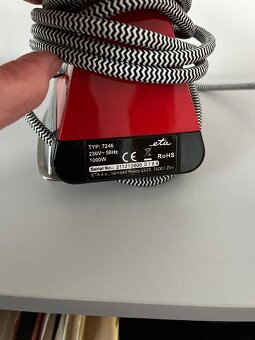 Žehlička a konvička na kávu - 2