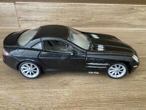 Dva modely aut mercedes - 2