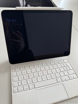 Apple iPad Air (2022) 64GB - 2