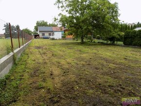 Prodej stavebního pozemku s obytnou maringotkou v obci Bobni - 2