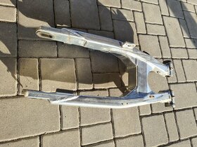 Yamaha tt600 r kyvná vidlice + osa kyvky a zadního kola - 2