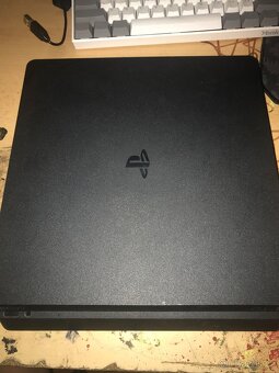 PlayStation 4 slim - 2