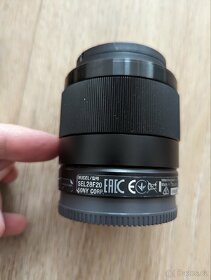 Objektiv SONY SEL28F20 + filtr HOYA - 2