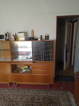 Prodám zasklenou knihovnu a sekretář z roku 1961 - 2