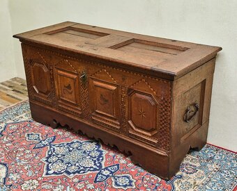 Intarzovaná dubová truhla z 18. století - 2