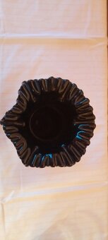 Černá váza s malovanými květy a vlněným okrajem - 2