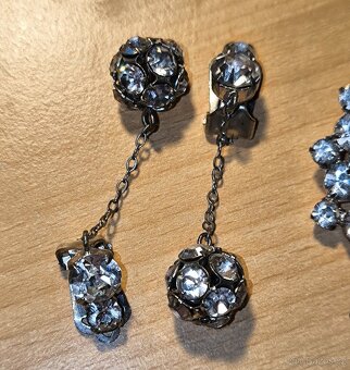 Štrasové náušnice a brož. - 2