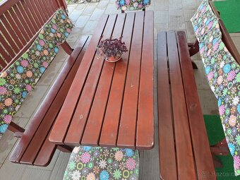 Dřevěné lavice a stůl - 2