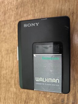 Walkman SONY WM-B18 (made in Japan) + stojánek Aiwa ,čti pop - 2