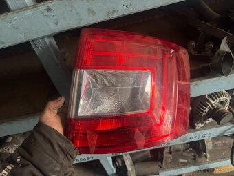 Pravé zadní světlo na škoda octavia 3 combi - 2