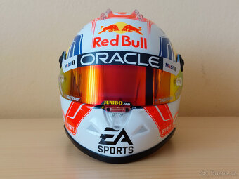 Predám Max Verstappen 2023 Red Bull F1 mini helma 1:2 - 2