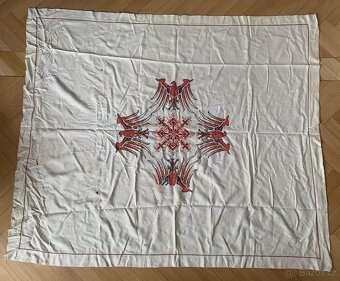 PRODÁM STARÝ VYŠÍVANÝ UBRUS SE ČTYŘMA NĚMECKÝMA ORLICEMA - 2