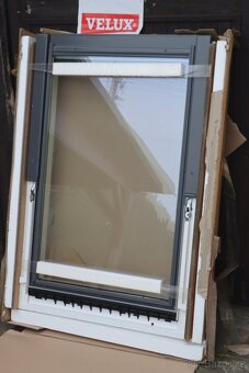Prodám dvě střešní okna VELUX 78 X 118 cm - 2