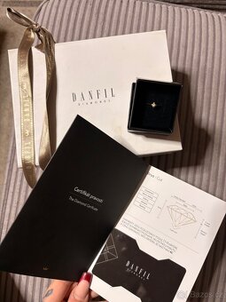 Zlatý prsten s briliantem. - 2