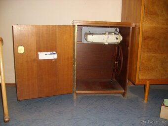 Prodám starý šicí stroj. - 2