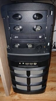 Stolní počítač s monitorem a reproduktory - 2